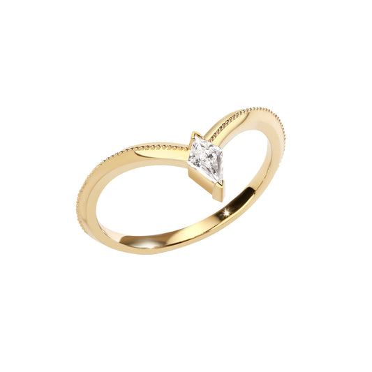 Kite-shaped White Diamond 18K Gold Arrowhead Ring